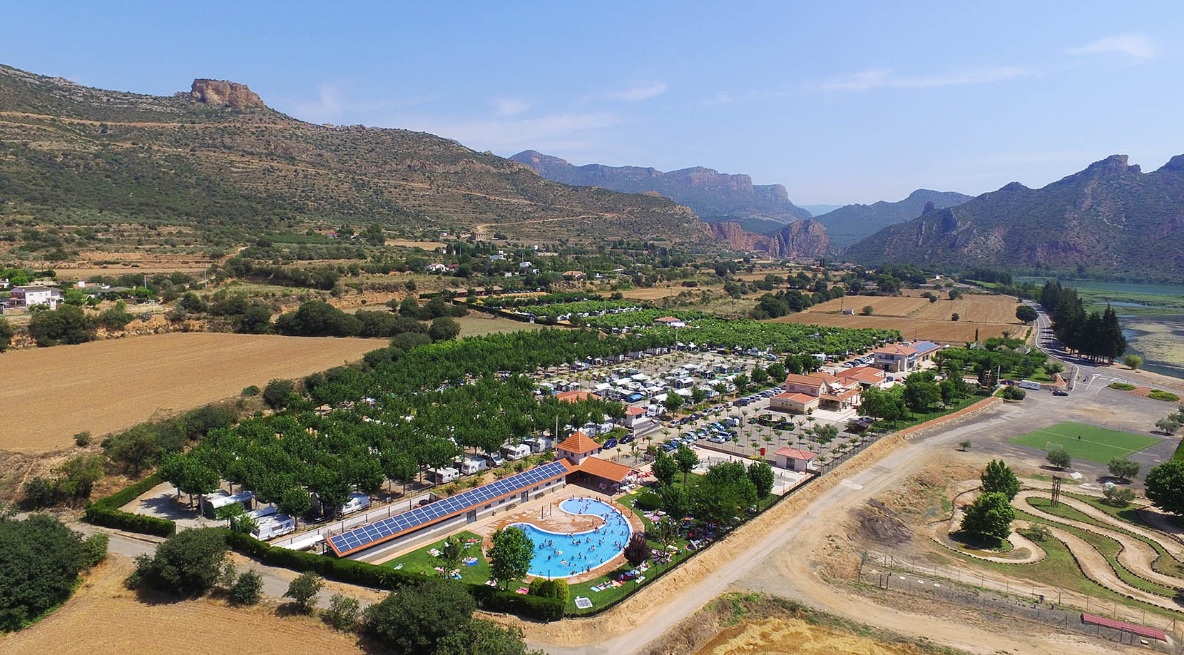 Der Komplex in der ersten Reihe, der Stausee rechts und der Mont-Roig im Hintergrund.