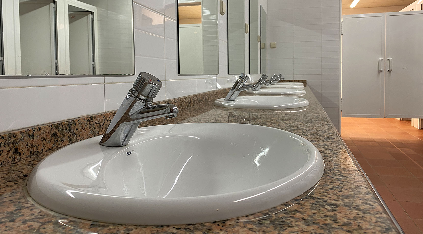 Timed single-handle basin mixers.