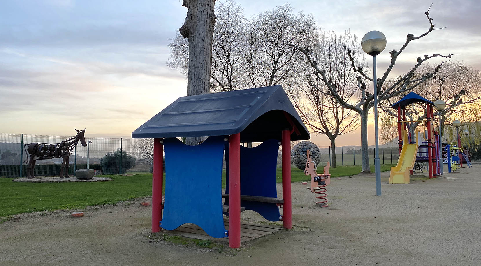 Zona de juegos infantiles exterior.