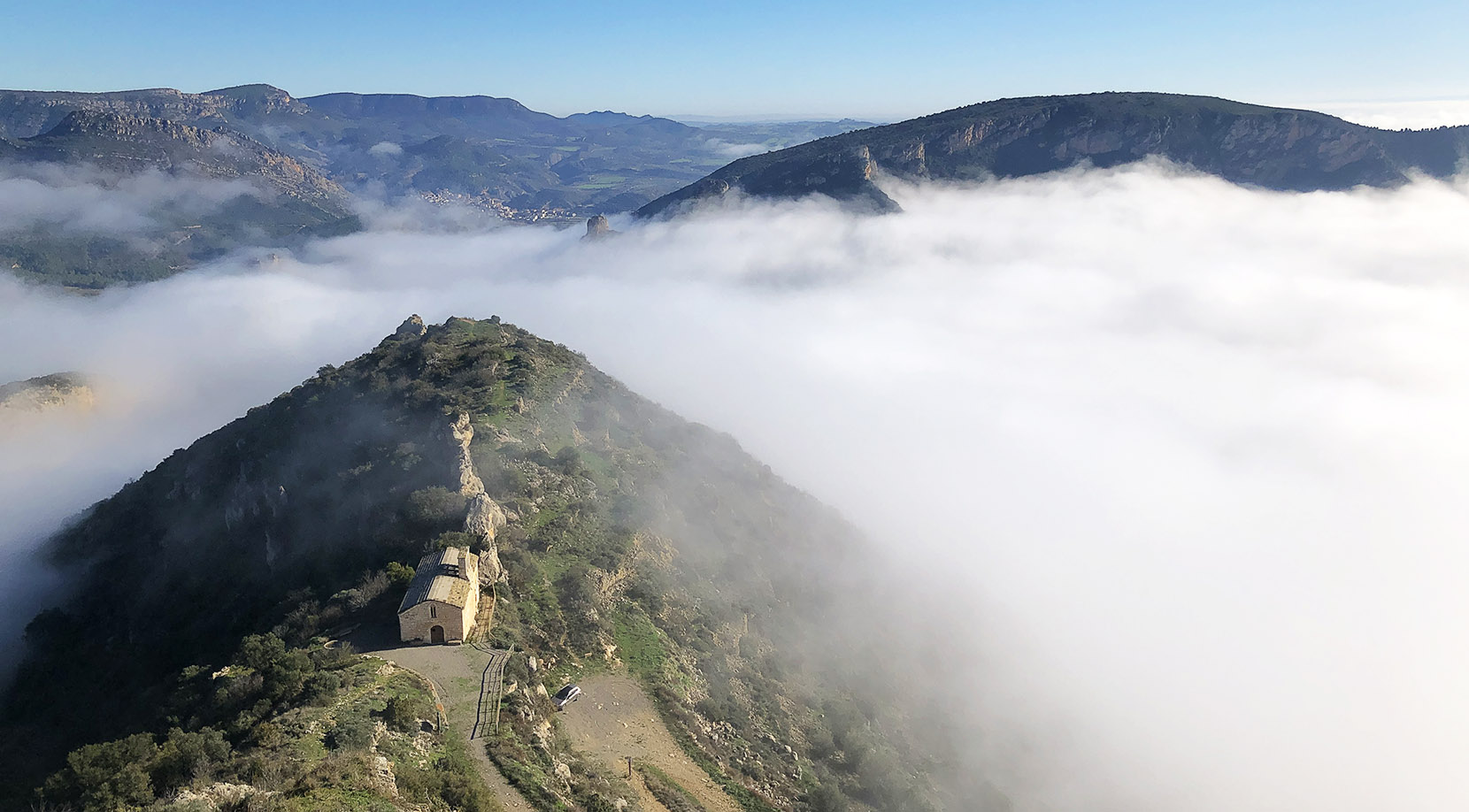 Ermitage de Castell au-dessus du brouillard qui caractérise la région pendant les mois de décembre et janvier #turismodeboira